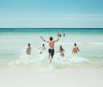 Vacances d'été : les drapeaux de baignade changent !